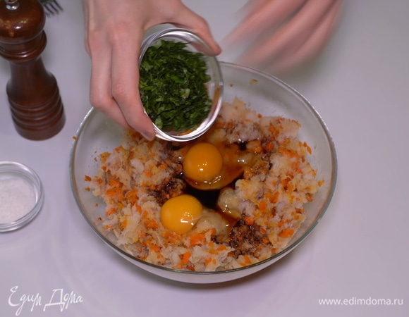 Мелко нарезанную зелень петрушки.