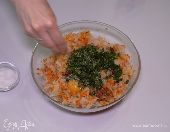 Можете добавить приправы по вкусу, но я добавляю только молотый перец, чтобы в котлетах остался настоящий рыбный вкус без примесей.