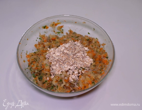 Чтобы убрать лишнюю жидкость, вместо хлеба я добавляю в фарш овсяные хлопья быстрого приготовления, 3–4 столовые ложки.