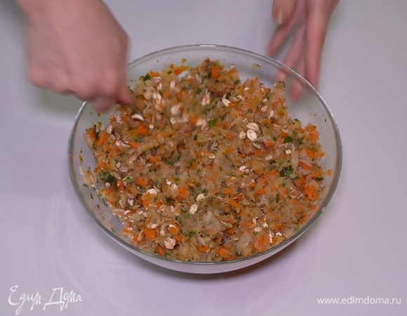 Даем фаршу постоять 15–20 минут, чтобы хлопья размякли и разбухли.