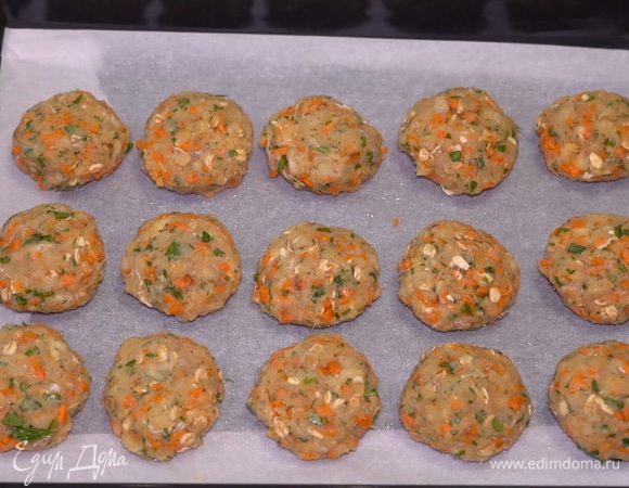 Формируем котлетки любой формы. Выкладываем их на смазанный растительным маслом противень. Чтобы котлеты получились более полезными, лучше их не жарить, а выпекать в разогретой до 180°C духовке около 40 минут.