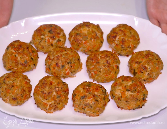 Такие котлеты можно кушать хоть каждый день! Перед тем как достать их из духовки, я обычно даю им постоять еще 10–15 минут, и они впитывают в себя выделенный во время приготовления сок.
