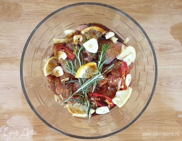 Смешиваем курицу с маринадом и оставляем на 30 минут.