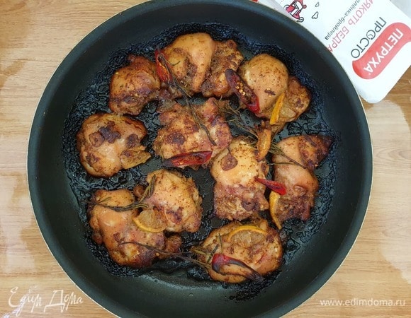 Запекаем курицу на режиме конвекции в течение 20 минут.