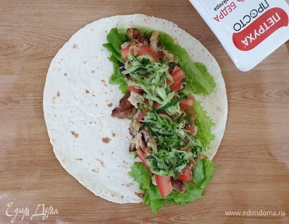 На курицу выкладываем помидоры и огурцы.