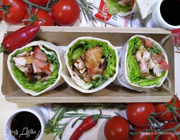 А можно нарезать тортилью и взять с собой в таком виде. Не забудьте соус.