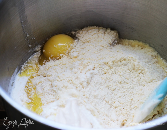 Масло заранее заморозить, натереть на терке или нарубить с мукой, растереть в крошку. Посолить. Добавить яйца и сметану.