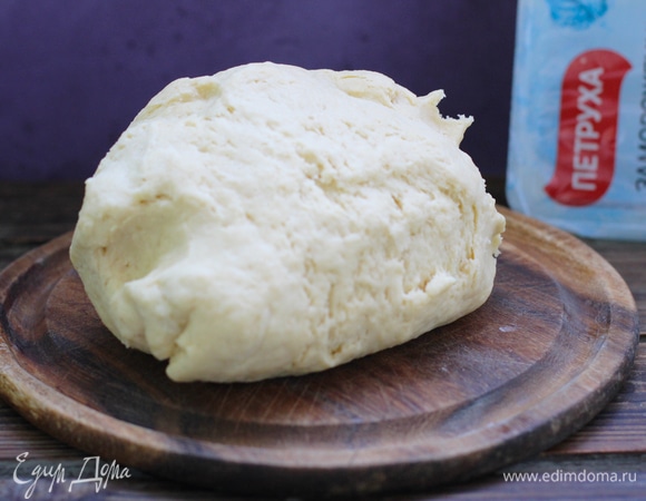 Замесить очень быстро тесто (стараться не нагревать руками, чтобы масло не растаяло), собрать в ком, завернуть в пленку и убрать в холодильник на 30 минут.