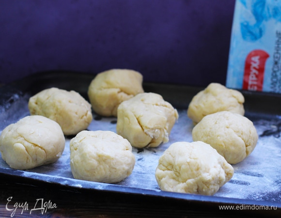 Тесто разделить на шарики по числу пирожков. Я сделала 8 крупных шариков, можно сделать до 12 поменьше. На ваш вкус.