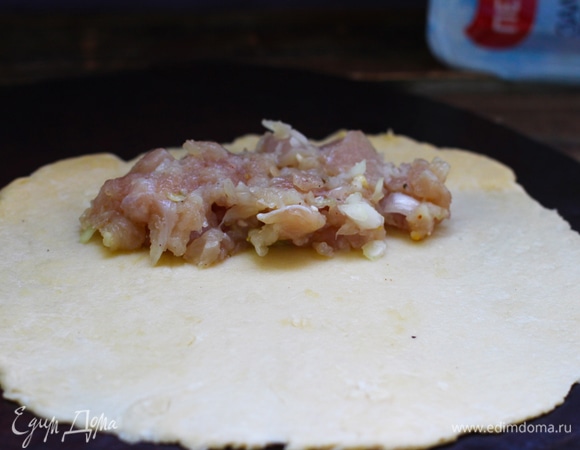 Каждый шарик раскатать в тонкий овал. Выложить на одну сторону начинку (1–2 ст. л.).