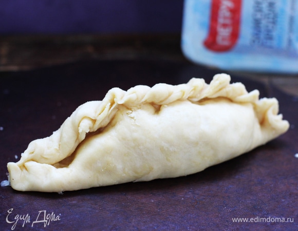 Защипнуть края, чтобы придать форму полумесяца. Из гребешка сверху скрутить косичку. Стол можно немного смазать маслом, но я обошлась раскаткой на тефлоновом коврике, ничего не приставало.