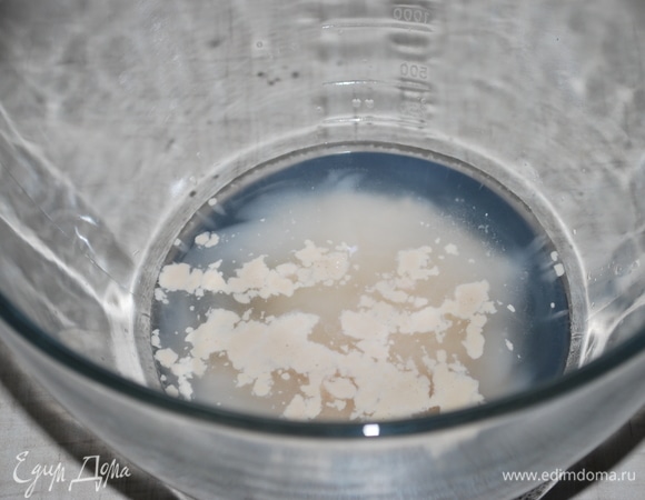 Растворите дрожжи в теплой воде, добавьте соль, сахар и топленое масло. Перемешайте.