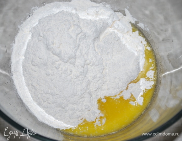 Добавьте муку и замесите тесто. Муки может понадобиться чуть больше, смотрите по тесту.