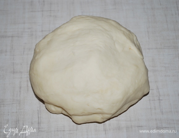 Замесите тесто, накройте его пленкой и оставьте на 40 минут, чтобы оно подошло при комнатной температуре.