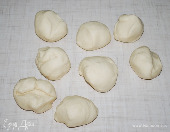 Разделите тесто на 8 равных частей.