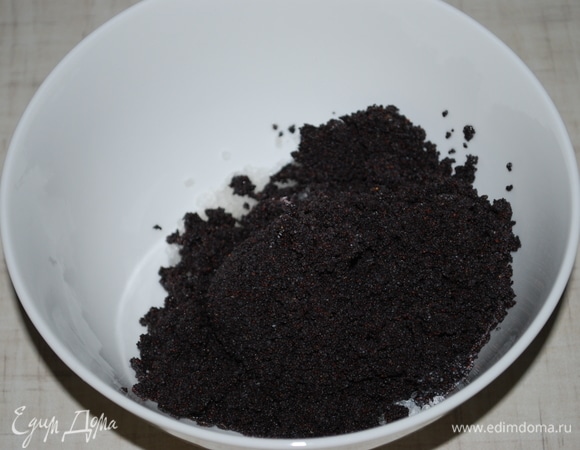 Мак промойте, смешайте с крупной солью. На 100 г мака — 10 г соли.