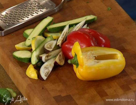 У сладкого перца удалить плодоножки с семенами, мякоть порезать дольками.