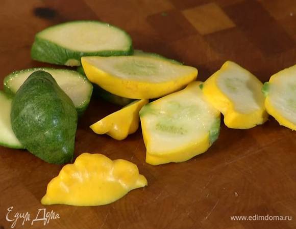 Кабачки, баклажан и патиссоны нарезать небольшими кусками.