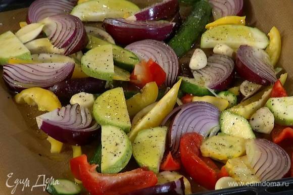 Выложить все овощи на противень, выстеленный бумагой для выпечки, посолить, поперчить, полить оливковым маслом и запекать в разогретой духовке 20‒25 минут.
