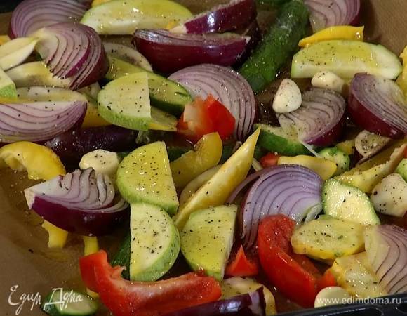 Выложить все овощи на противень, выстеленный бумагой для выпечки, посолить, поперчить, полить оливковым маслом и запекать в разогретой духовке 20‒25 минут.