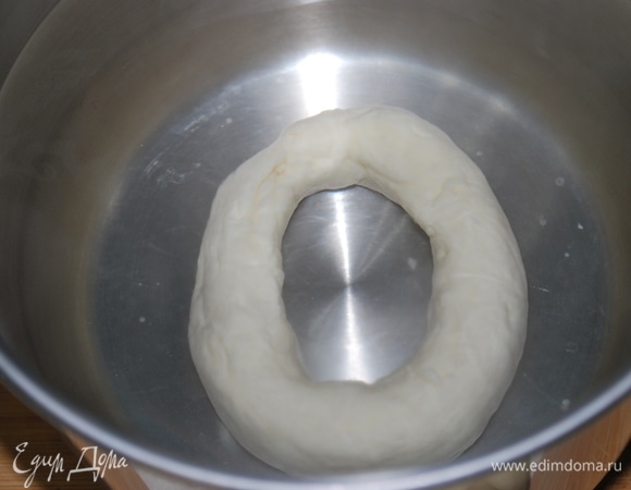 Сформируйте баранки и опустите их в кипяток. Обваляйте в смести мака и соли со всех сторон.