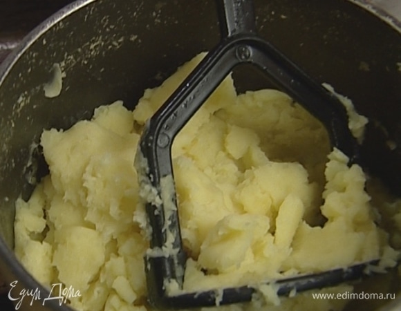 Картофель почистить, отварить в подсоленной воде, затем размять толкушкой в пюре, добавив немного воды или молока.