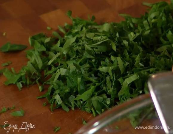 Петрушку и мяту мелко порубить.