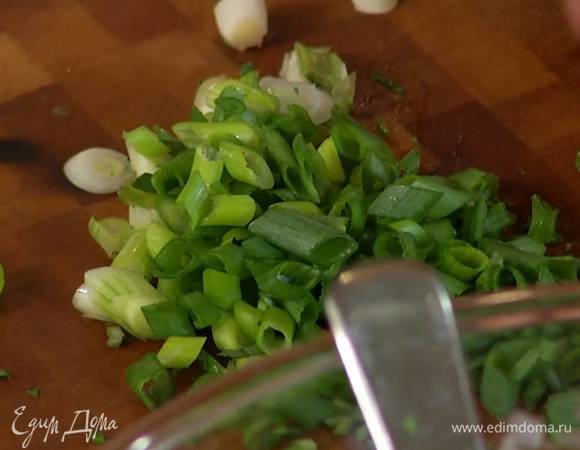 Зеленый лук тонко порезать наискосок.<br />
 