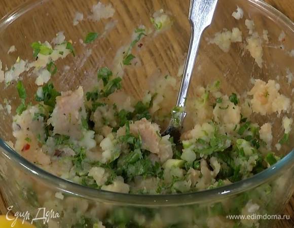 В рыбный фарш ввести яйцо, всыпать черный перец, чили и соль, добавить 150‒200 г картофельного пюре, цедру и сок лайма, измельченную зелень и все перемешать. Дать фаршу постоять.