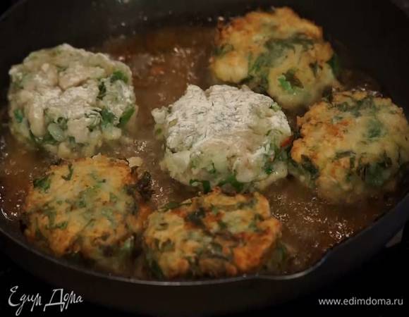 Из отдохнувшего фарша сформировать небольшие котлеты, обвалять их в муке и жарить в разогретом оливковом масле с двух сторон до готовности.