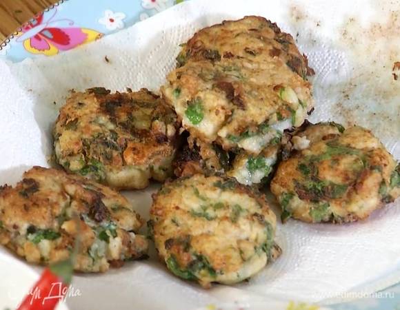 Готовые котлеты выложить на бумажное полотенце, чтобы удалить излишки жира.