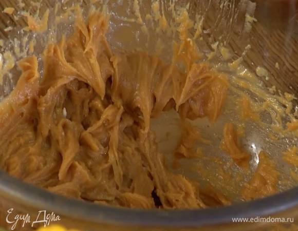 Сливочный сыр, одно яйцо и белый сахар взбить блендером с насадкой-венчиком, затем добавить арахисовую пасту, ванильный экстракт и на небольшой скорости взбить все в однородную массу.