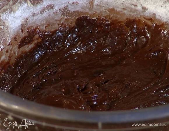 Оставшиеся яйца с коричневым сахаром взбить в отдельной посуде блендером с насадкой-венчиком, затем, постоянно перемешивая венчиком, влить растопленный шоколад, всыпать муку, разрыхлитель и соль, все вымешать.