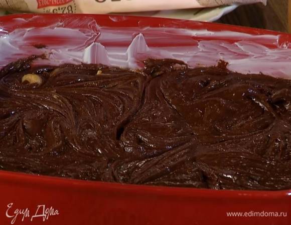 Форму для выпечки смазать оставшимся сливочным маслом, на дно равномерно выложить малиновый джем, затем 2/3 шоколадной массы, арахисовую начинку и сверху оставшуюся шоколадную массу. Все разровнять и по всей глубине сделать зубочисткой узоры.