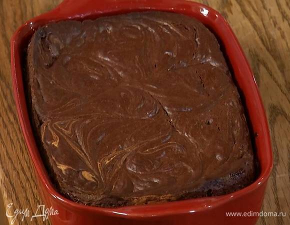 Выпекать брауни в разогретой духовке 20‒25 минут.