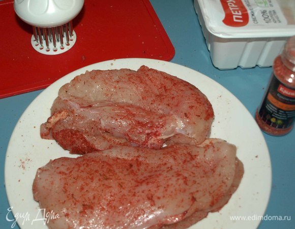 Подготовленное филе натереть приправой для курицы или любой другой на ваш вкус. Если приправа без соли, то добавить соль по вкусу.