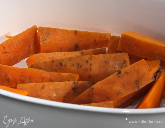 Батат бланшировать в кипятке в течение 15 минут, остудить, нарезать дольками.