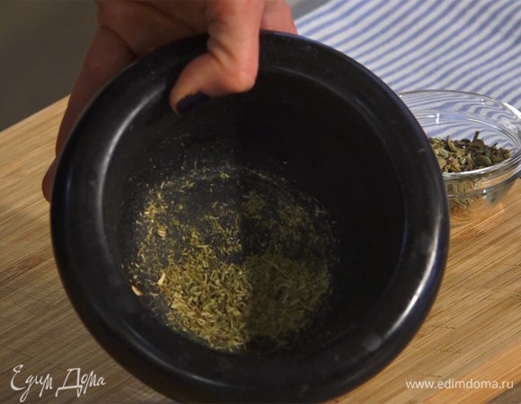 В ступке растереть семена фенхеля и чеснок. Добавить соль, перец и оливковое масло. Все перемешать.