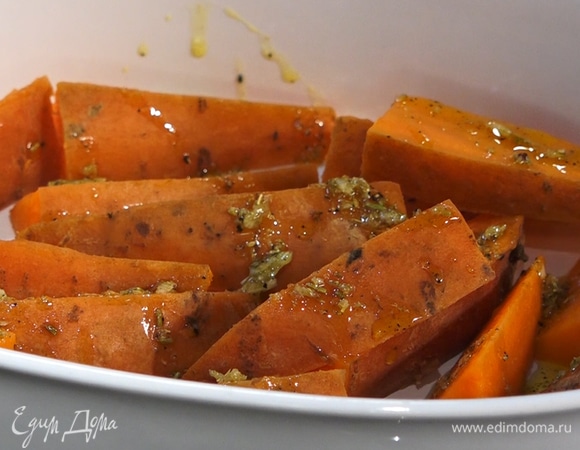 В форму для запекания выложить батат, полить сверху смесью фенхеля с маслом. На батат выложить свежий тимьян.