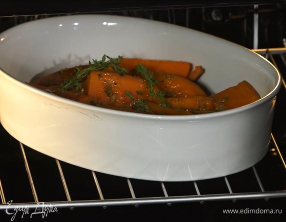 Овощи запекать в предварительно разогретой до 200°С духовке в течение 15 минут.