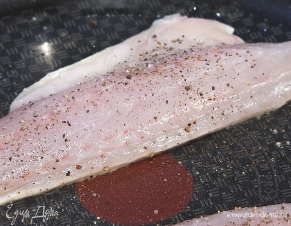 Пока запекается батат, разогреть сковороду с небольшим количеством растительного масла. Филе сибаса посолить и поперчить с обеих сторон, выложить на сковороду.