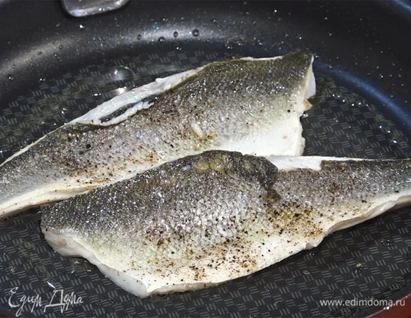Немного обжарить рыбу с обеих сторон, таким образом, чтобы она «запечаталась», и все соки остались внутри.  