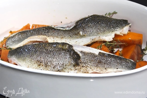 Достать форму с бататом из духовки, на овощи сверху выложить рыбное филе.