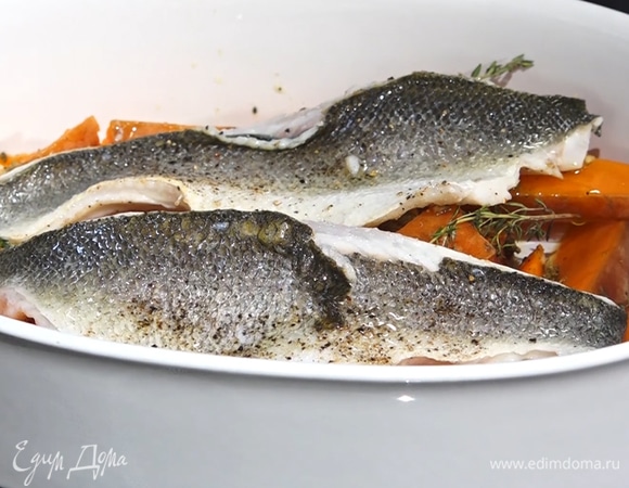 Достать форму с бататом из духовки, на овощи сверху выложить рыбное филе.