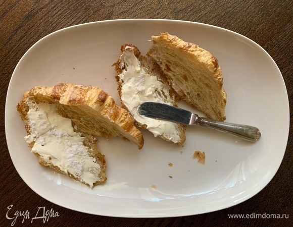 Разрезаю круассаны. Сыр смешиваю с сахарной пудрой до образования кремовой массы. Сыр подойдет любой, мне нравится «Филадельфия» или маскарпоне. Аккуратно намазываю крем, сверху — еще щепотку сахарной пудры.