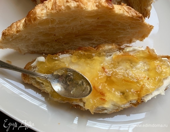 У меня два джема домашнего приготовления. Это апельсин, кладу его на крем.