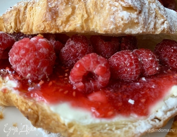 Щедро выкладываю малину.