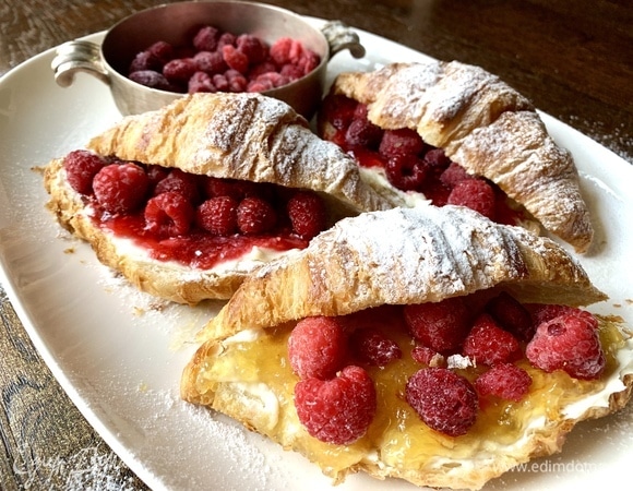 Хорошо с чаем, кофе, ягодным компотом!