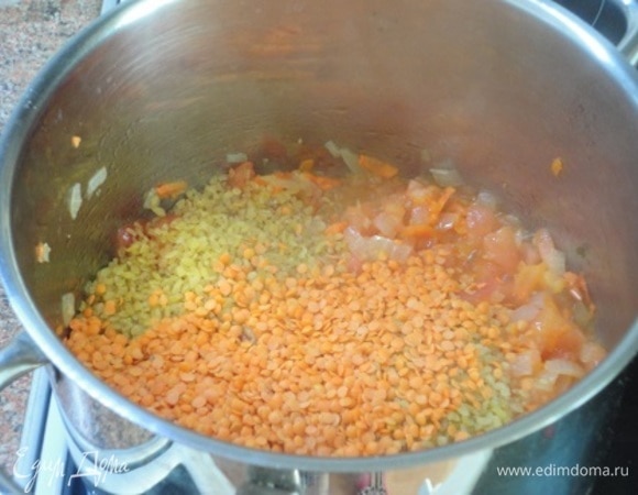 Затем высыпаем к ним булгур и чечевицу, немного обжариваем.