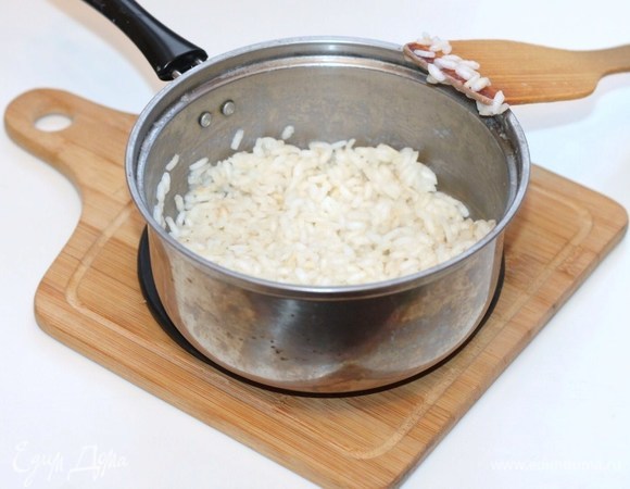 Варим рис до полуготовности.